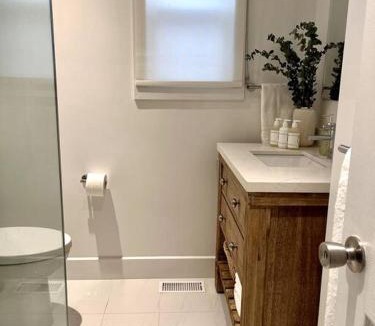 Meaford House | New and Cozy Cottage Minutes to Blue Mountain