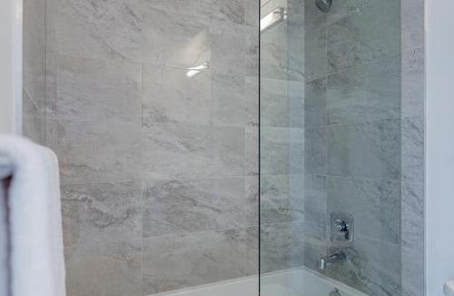 St. Lawrence Apartment | New Condo in Downtown Toronto with CN Tower View