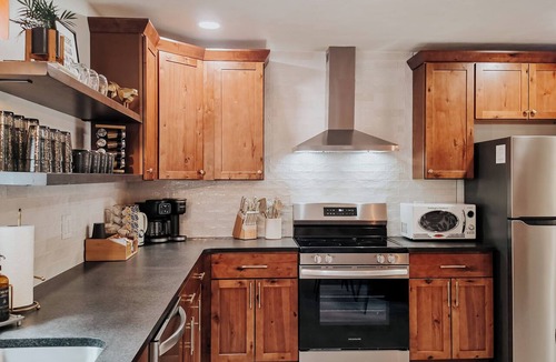 Lebanon Cottage | NEW! Hot Tub & 28 Acre Park 30 Mins To Hershey w/Firepit & Yard Games