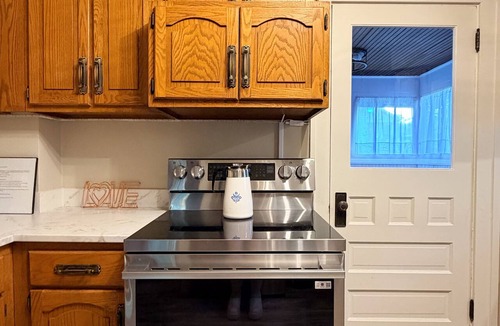 New Castle House | NEW LISTING, Renovated Home -Peaceful, & Relaxing 3 bedroom Close to Everything
