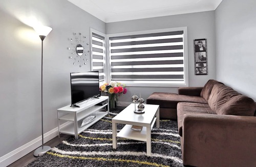 Dundas House | New Listing ~ Urban Chic ..... Cootes Paradise Retreat