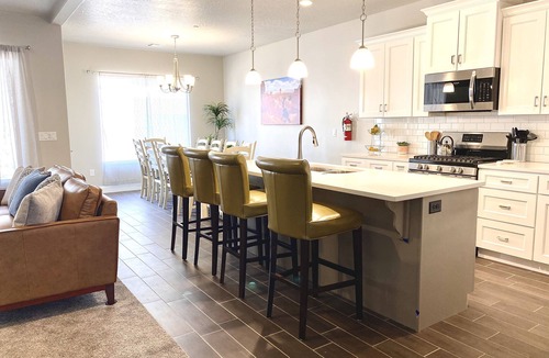 Hurricane House | NEW! Luxurious Zion Village Rental 6BD/5BA Sleeps 22+, Pool, Lazy River
