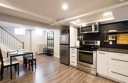 Islington House | New, Modern 2 bed & 2 bath with Jacuzzi tub near Toronto Pearson Airport
