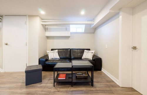 Islington House | New, Modern 2 bed & 2 bath with Jacuzzi tub near Toronto Pearson Airport