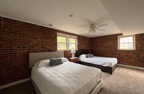 Taylors House | New Modern Lux Large Home 10MIN Downtown Sleeps 12