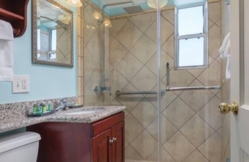Faubourg Lafayette Resort | New Orleans | Streetcar Ride | Pool & Hot Tub