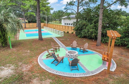 Candler House | NEW! Pickleball Arcade Racetrack Pool Golf Firepit