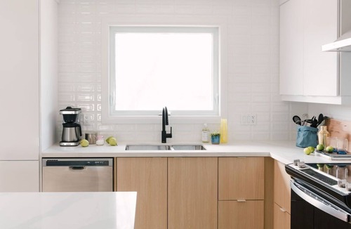 Wellington Apartment | NEW Professionally Designed 3 Bed Wellington Suite w. Backyard and Hot Tub