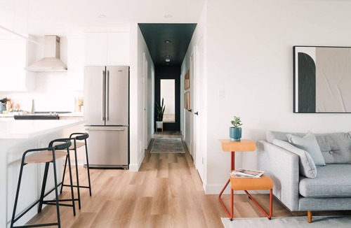 Wellington Apartment | NEW Professionally Designed 3 Bed Wellington Suite w. Backyard and Hot Tub