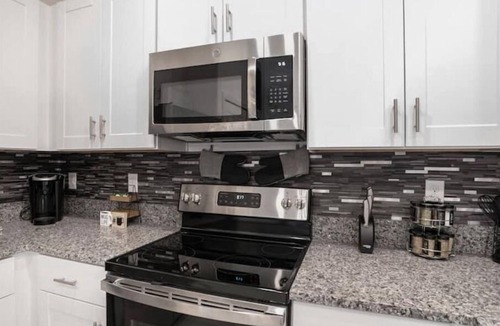 Balm House | NEW Sleek Riverview Townhome 3BR/3BTH Sleeps 6