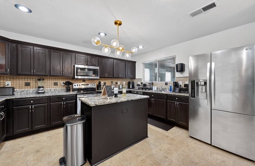 Normal House | NEW! Southern Comfort Escapes 5BR for 14 Near NASA