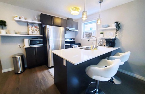 South London Apartment | *NEW: Stylish Wortley 1BR Suite