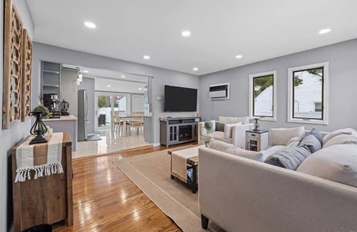 Amityville House | Newly Designed 3Br/2Ba Home 10min drive to Beach