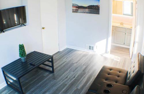 Marshall-Shadeland House | Newly Renovated 2-Bed near Downtown-North Shore