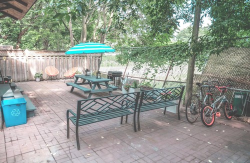 Leslieville Apartment | Newly Renovated 2-Bedroom Oasis