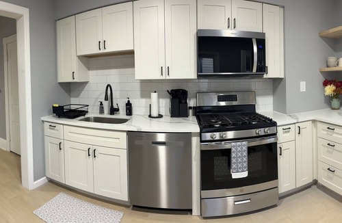 Homestead House | Newly renovated 2 bedroom home located near the waterfront and Carnegie Library!