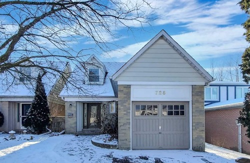 Newmarket House | Newly renovated 4 bedroom and 3 bathroom home