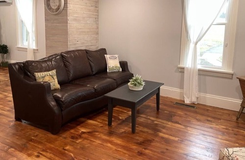 New Bloomfield House | Newly renovated Farmhouse near Little Buffalo State Park