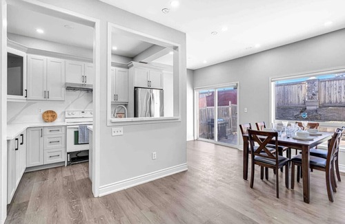 Brampton House | Newly Renovated Home by Toronto Mins from YYZ