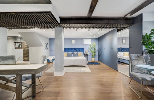 Rathwood House | Newly renovated Stylish apartment close to Airport!