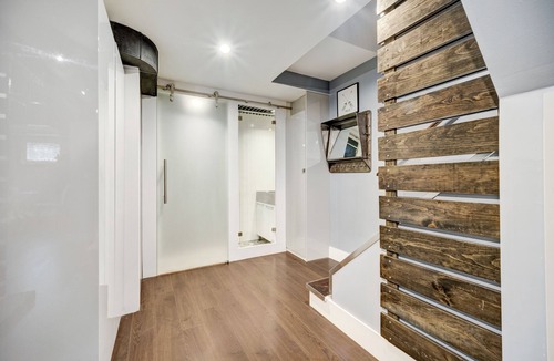 Rathwood House | Newly renovated Stylish apartment close to Airport!