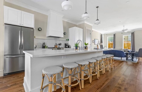 Faubourg Lafayette House | NOLA Luxury | Heated Pool | Private Hot Tub
