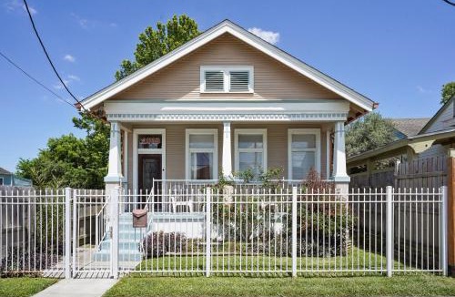 Faubourg Livaudais House | NOLA Luxury, Near Parade Route, Bar & Porch