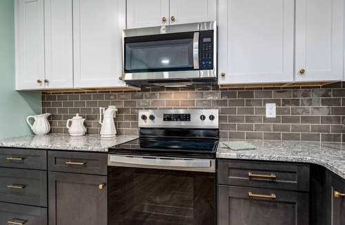 Northport House | Northwood Retreat- 5 BR 4BA- Lake Views- Hot Tub