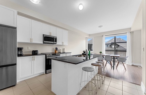 Oakville House | Oakville Oasis: Modern 4BR Townhouse with Chic Amenities!