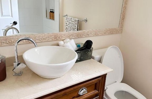 Bronte House | Oakville Retreat - 4 bedroom 5 beds - short walk from the lake
