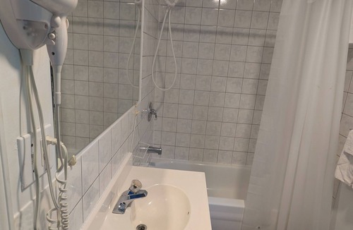 Gravenhurst Hotel | Oakwood Motel