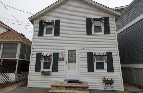 Point Pleasant Beach Cottage | OCE144 - Adorable Beach Side Cottage with 2 car parking!