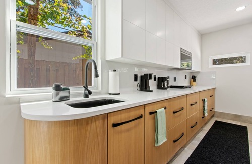 Isle of Palms House | ODA Tiny Home, Private Entry, Gym, Designer Kitchen, W/D, Parking