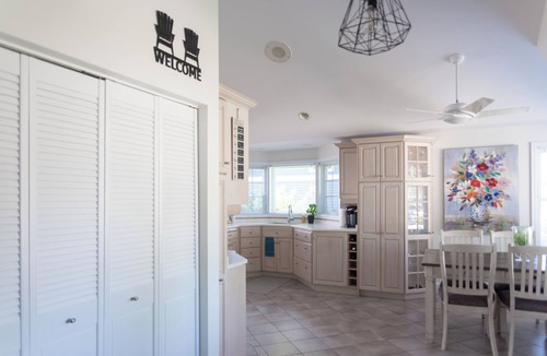 Leamington House | On The Rocks Waterfront Retreat Near Point Pelee