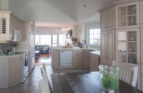 Leamington House | On The Rocks Waterfront Retreat Near Point Pelee