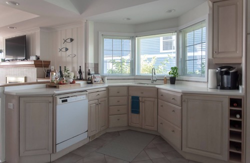 Leamington House | On The Rocks Waterfront Retreat Near Point Pelee