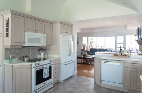 Leamington House | On The Rocks Waterfront Retreat Near Point Pelee