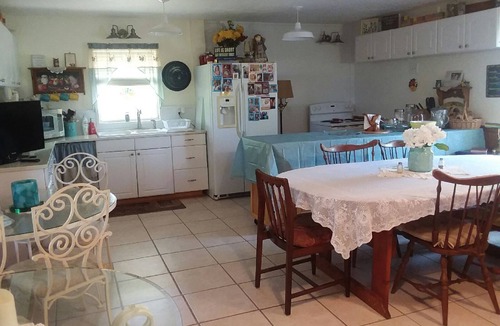 Plant City Cottage | One bedroom suite with one bedroom cottage in beautiful surroundings