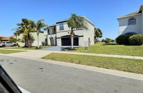 Crescent Lakes House | One-Story Retreat · Heated Pool Orlando