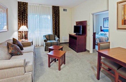 Airport North Condo | Only 1.5 Miles from Orlando International Airport + 24 Hour Business Center | 25 Minutes to Disney World