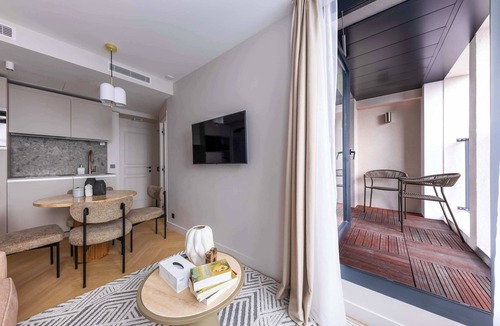 Chaussee-d'Antin Apartment | Opera -3 Bedroom/2 living rooms connecting apt.