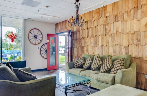 Dundee Hotel | OYO Hotel Dundee By Crystal Lake