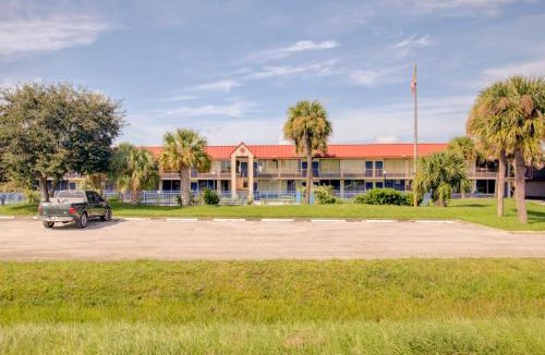Haines City Hotel | OYO Hotel Dundee By Crystal Lake