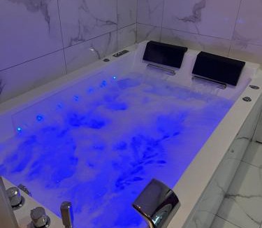 Les Pavillons-sous-Bois Apartment | P21 5 Star Suite - Exceptional Jacuzzy relaxation and absolute relaxation