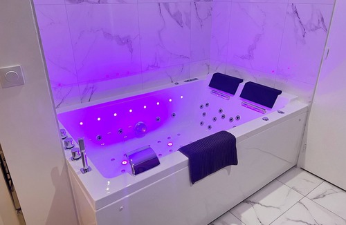 Les Pavillons-sous-Bois Apartment | P21 jacuzzi Suite 5 Etoiles d'exception