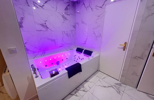 Les Pavillons-sous-Bois Apartment | P21 jacuzzi Suite 5 Etoiles d'exception