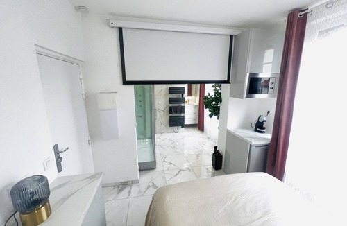 Les Pavillons-sous-Bois Apartment | P23 Suite 5 Etoiles - Hammam d'exception, relaxation et détente absolu
