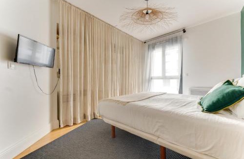 Levallois-Perret Apartment | Palais des congrès , 4 bedrooms