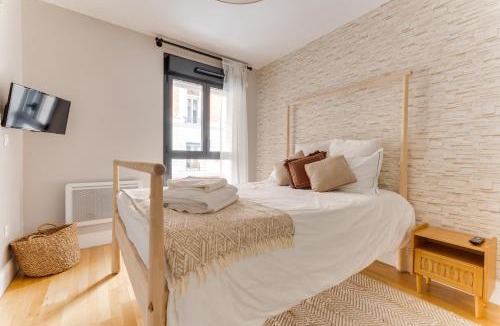 Levallois-Perret Apartment | Palais des congrès , 4 bedrooms