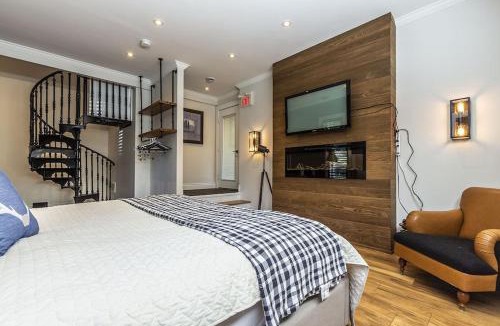 Swiss Meadows Ski Chalet | Panoramic-Blue Mountain-Balcony-Sauna-Backyard-King
